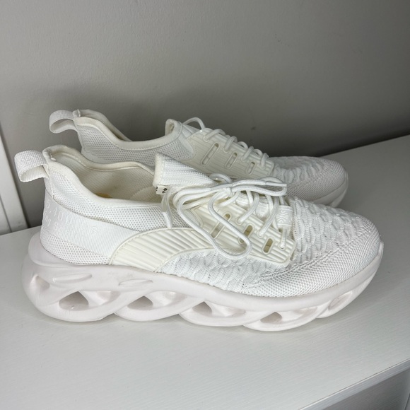 Shoes - White fashion tennis shoes. Brand New!! Size 42. Light weight running.